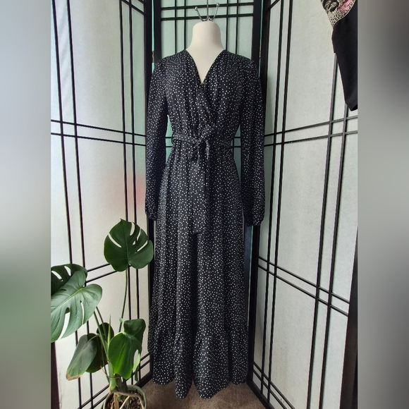 GYK Dresses & Skirts - Chic Black and White Long Sleeve Dress